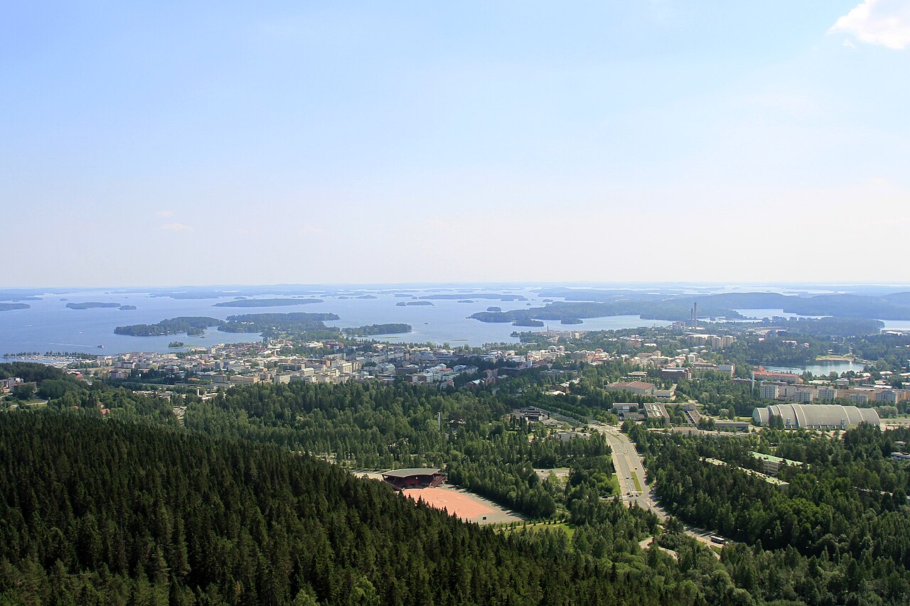 Kuopion keskusta ja Kallavesi Puijon tornista nähtynä.