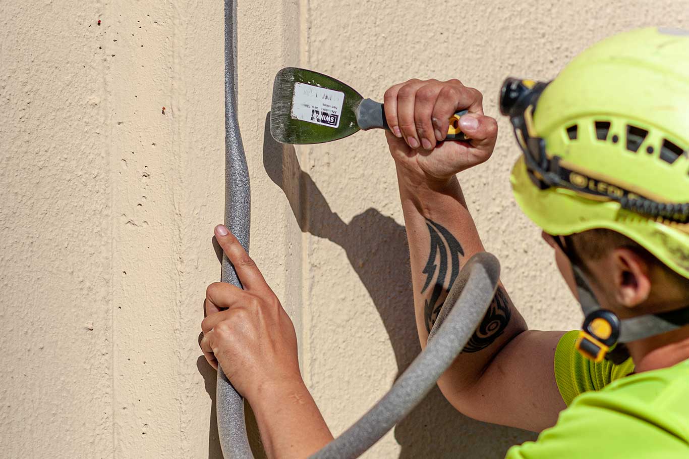 Elementtisauman pohjanauhan asentaminen ennen saumausmassaa