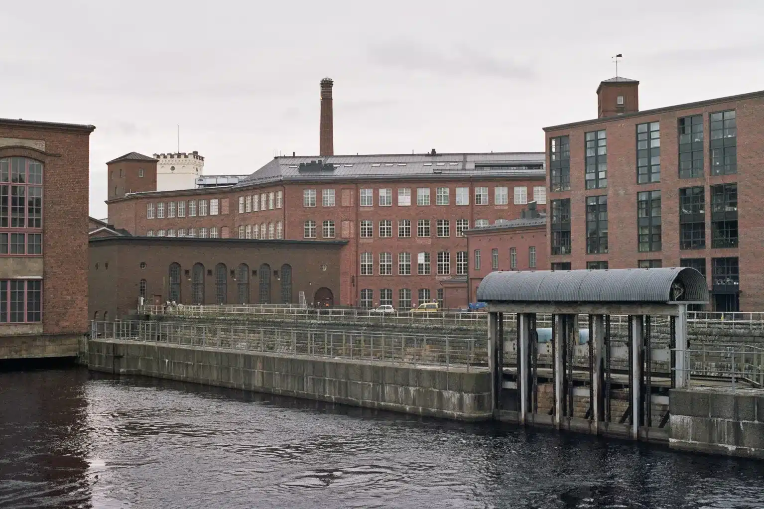 Tammerkoski sekä Tampellan ja Finlaysonin punatiilisiä tehdasrakennuksia Tampereella.