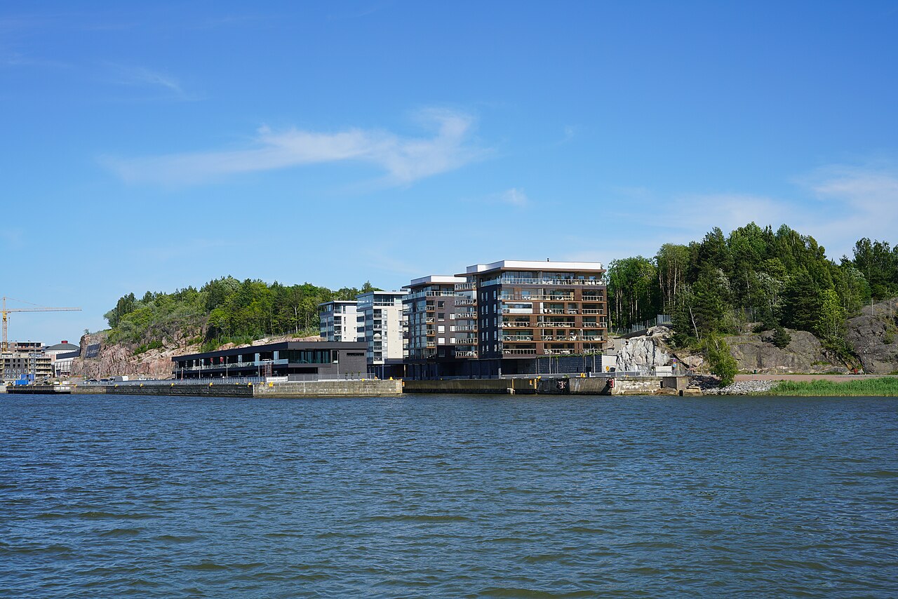 Aurajoen rantaa ja asuinrakennuksia Korppolaismäessä Turussa.