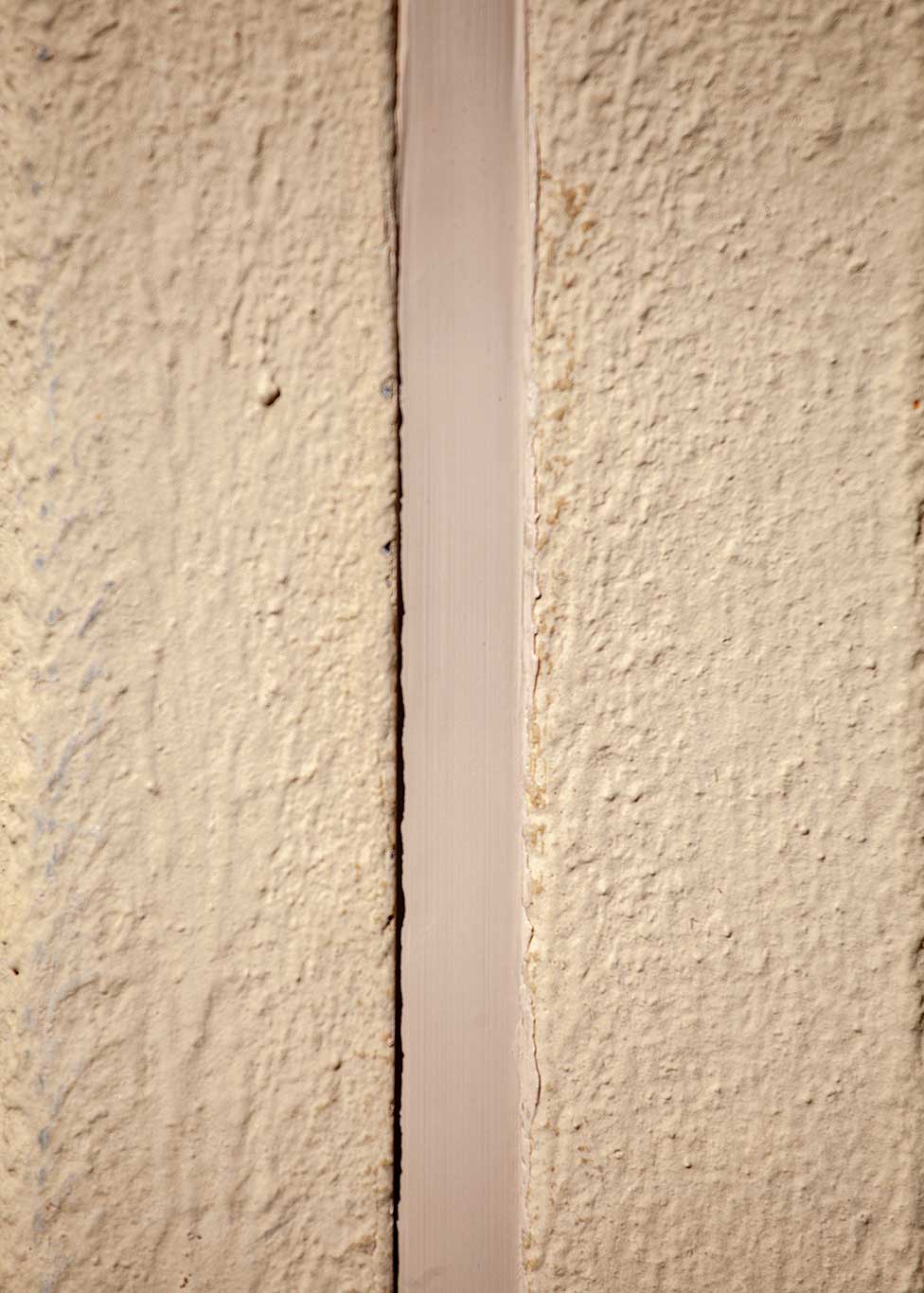 Lähikuva viimeistellystä elementtisaumasta